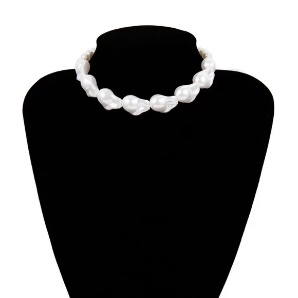 🌟 Big Baroque White Simulated Chocker Necklace - Picture 4 of 7
